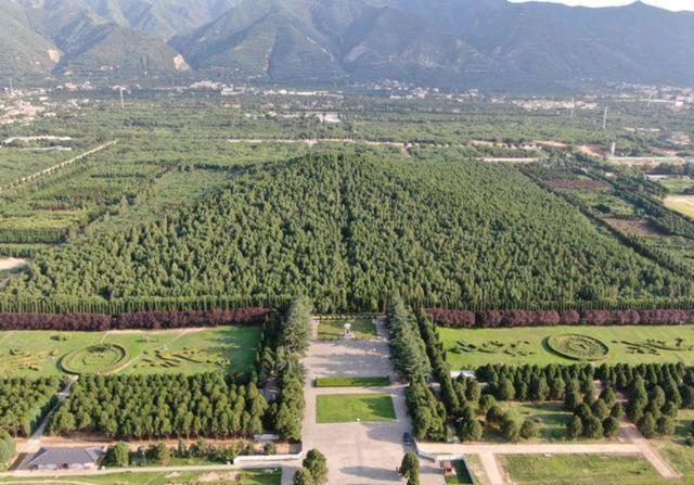 秦始皇陵，作为中国乃至世界历史上最神秘、最壮丽的古代帝王陵墓之一，至今仍然笼罩在