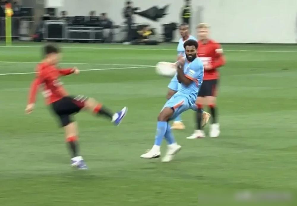 一拳砸穿替补席顶棚，云南玉昆的官员被红牌罚下，你以为这是冲动？不，这是压抑太久的