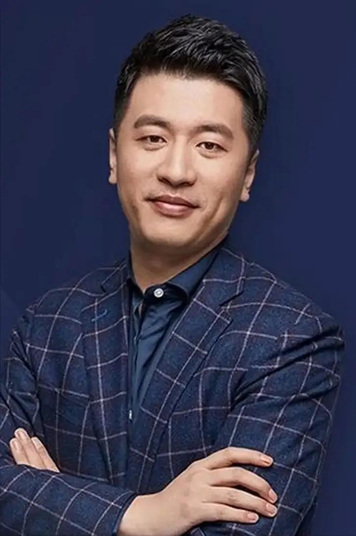 作家杜子建说，有一次综艺节目，张雪峰说他有九百万抖音粉丝，我就多了一句嘴，你那些