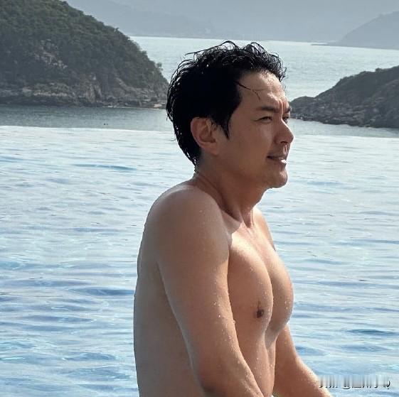 萧正楠晒出自己的泳照，胸肌好大好明显，他称这是“父乳”。我真的要被笑死了，黄翠如