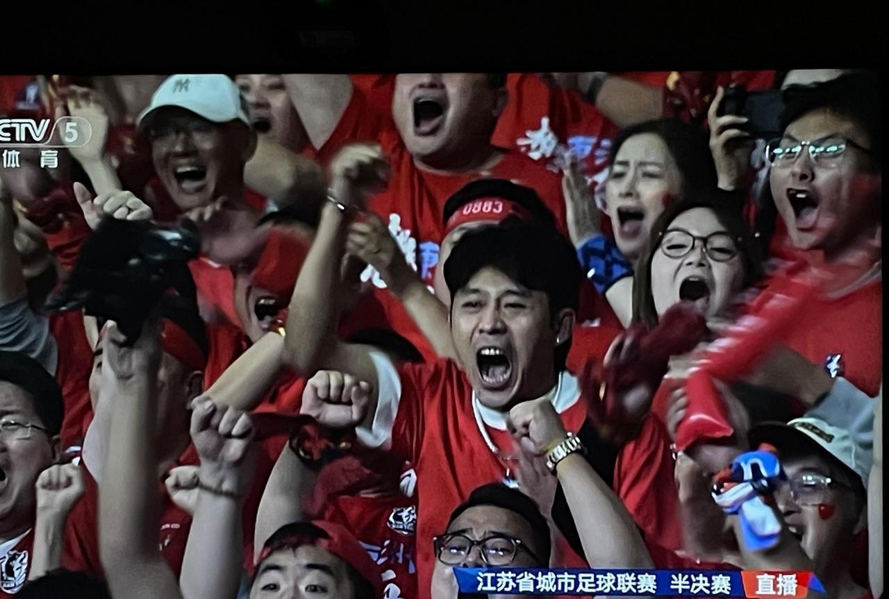 苏超半决赛，蔡天龙带领南通队在点球大战中扑救两球，一举晋级决赛。3万6千多球迷避