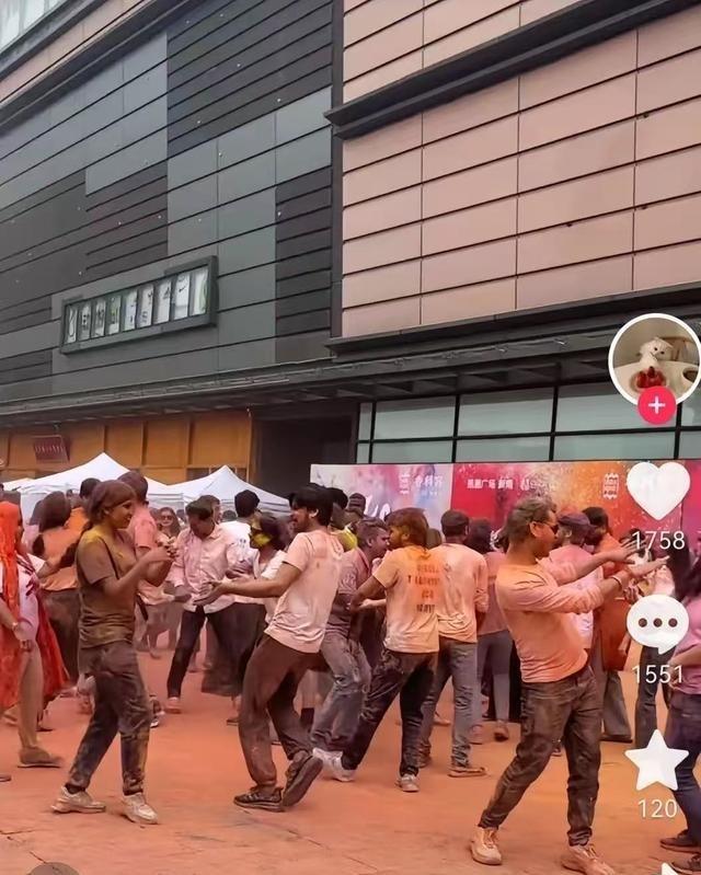 印度人又整活了，成都街头印度人过起了洒红节，直接把马路变成了巨型调色盘。街头狂欢