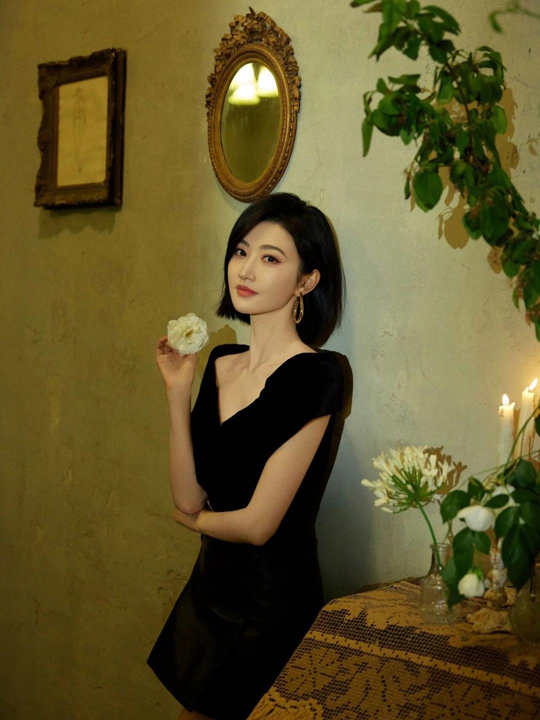 景甜黑色包臀裙氛围感写真真养眼