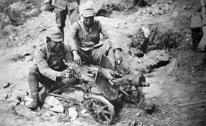 日本士兵在被击毁的苏联马克沁重机枪旁摆姿势拍照。这张照片拍摄于1938年，哈桑湖