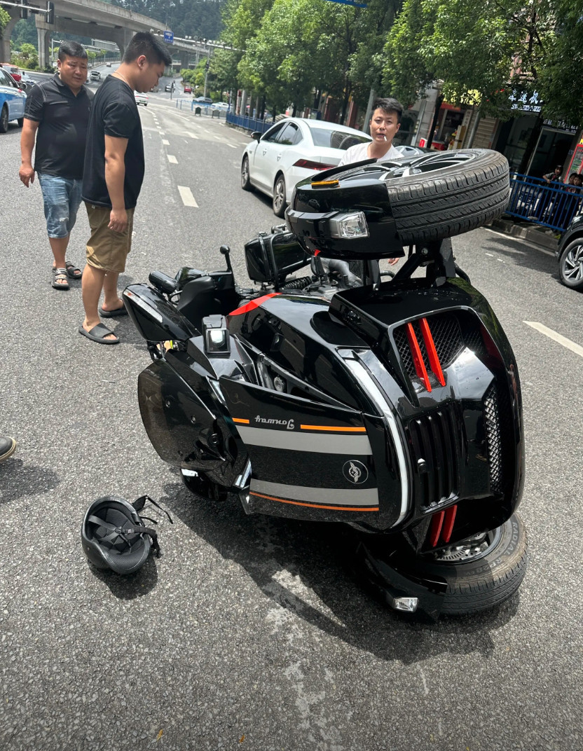 车若初见怎么翻的倒三轮不是号称很稳吗