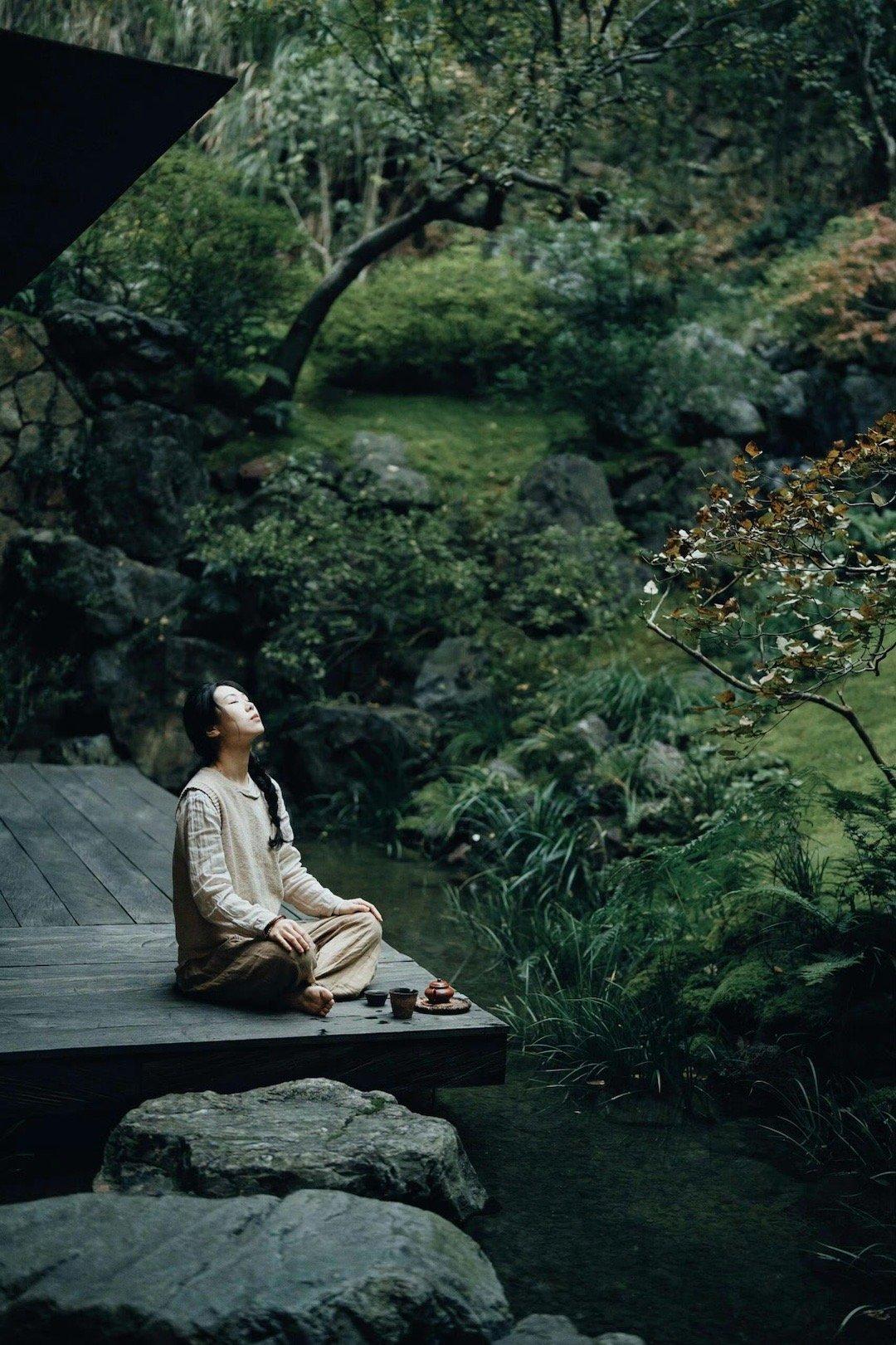 成年人的体面，全靠硬撑。你就不能倒下，一倒下就完了，怕很难再满血复活。一旦你