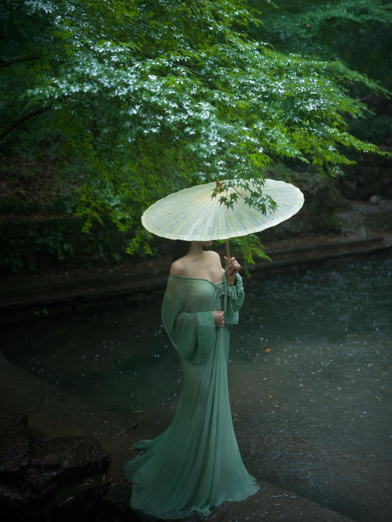       云栖竹径，春风化雨。      青箬笠下，绿罗裙沾惹雾霭，伞