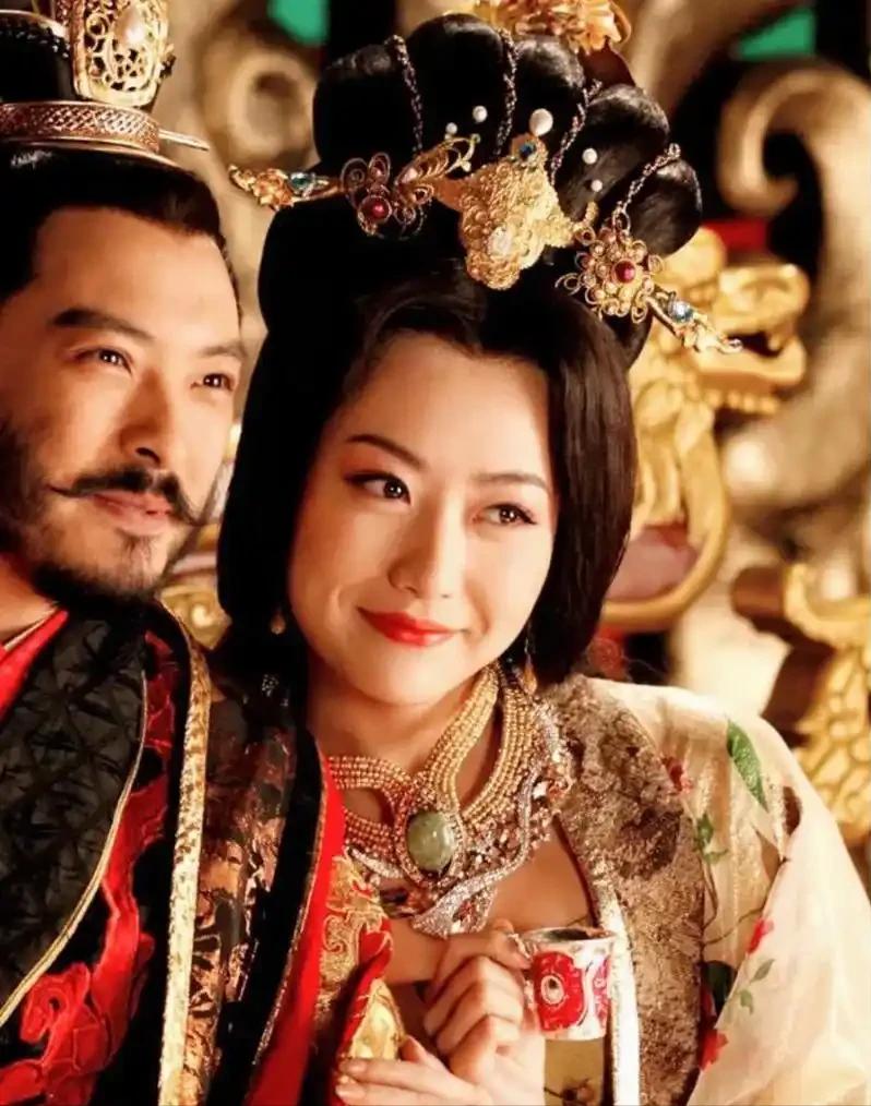 604年，杨坚病重。27岁的宣华夫人更衣时，36岁的杨广突然闯入。他一把抓
