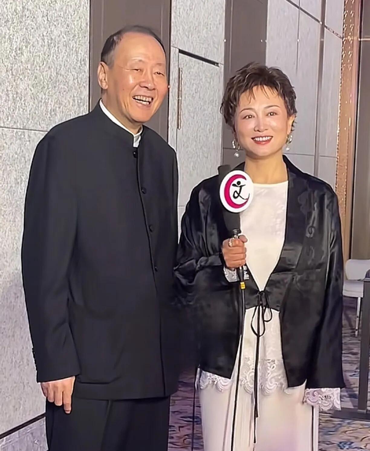 67岁的侯天来已经是普通老人都模样了，旁边的女演员却像是冻龄住，依旧那么的年轻，