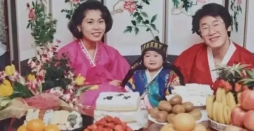 李在明家庭成员妻子金惠景1966年10月出生于韩国首尔，毕业于淑明女子大学钢