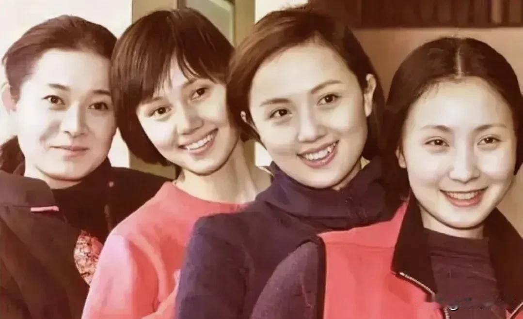 她们四人都毕业于中戏，演技个个都杠杠的。陶红在《黑洞》里演的孟琳，风情万种又心