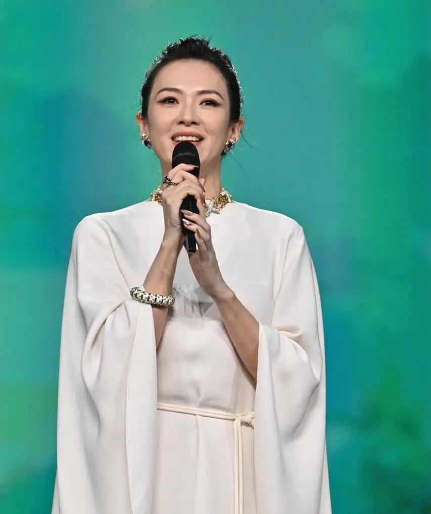 章子怡重庆电影节造型：白裙裹出东方气韵[比心][比心][比心]7月3日晚开幕的