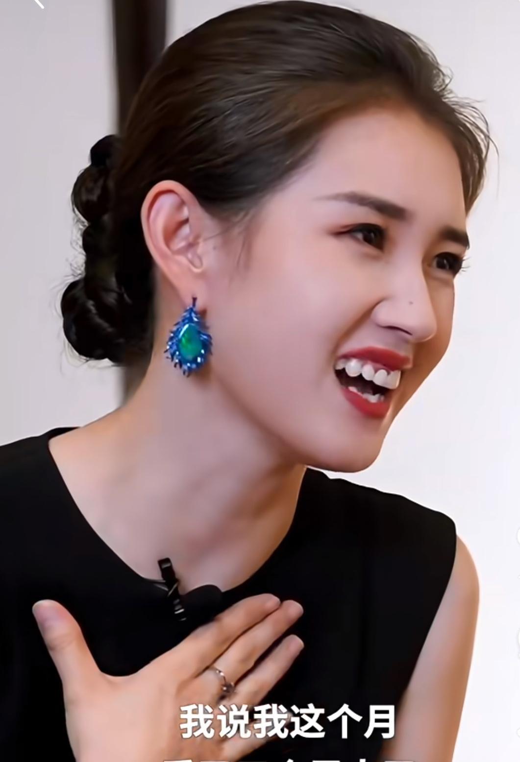 何健麒直播被刷屏问是不是跟女主假戏真做，他直接甩一句“就是上班打卡”我刷到这段笑