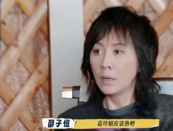 刘晓庆在《一路繁花2》中又爆出了一个猛料，她说当年她合作过的一个演员，在现场不背