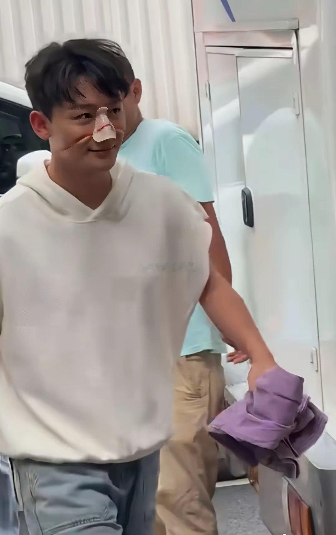 张晚意这鼻子看起来好严重啊