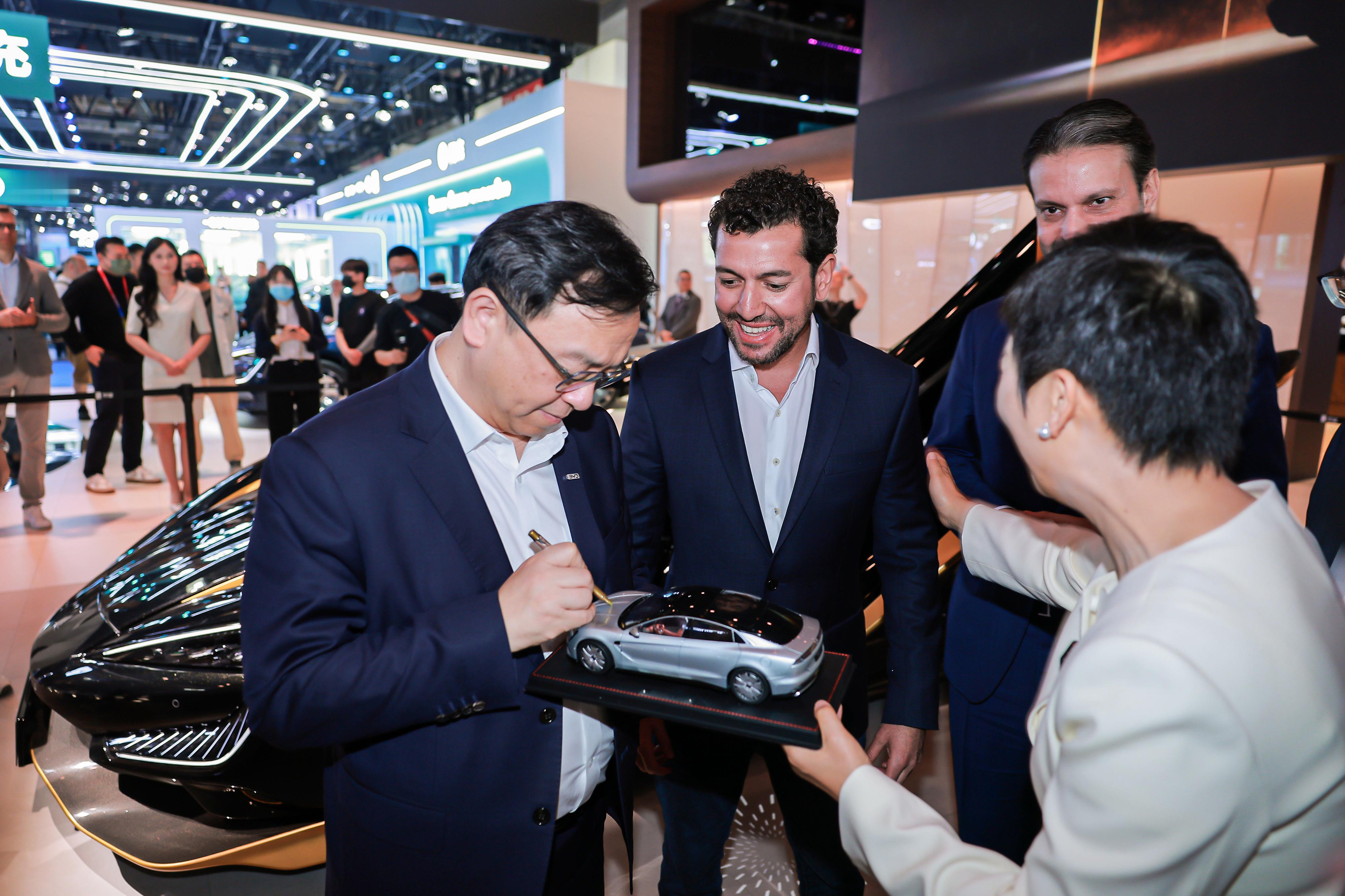 北京车展这两天逛下来，仰望展台的人流挺有存在感，很多国外面孔也在这边停留。U9X