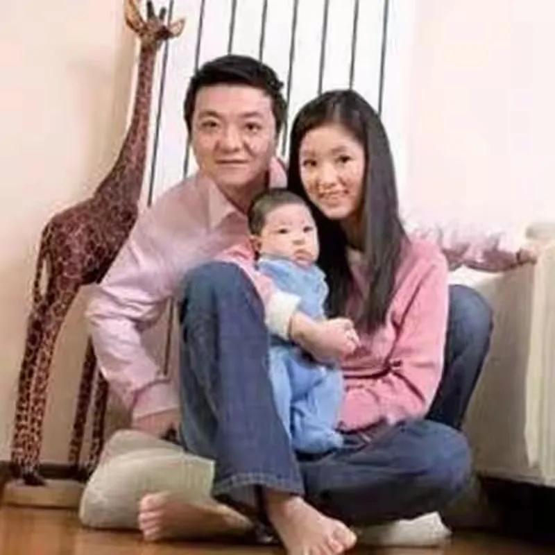 董路背后的女人，拿过选美冠军颜值好，婚后连生三娃如今在家享福说到董路身后的女