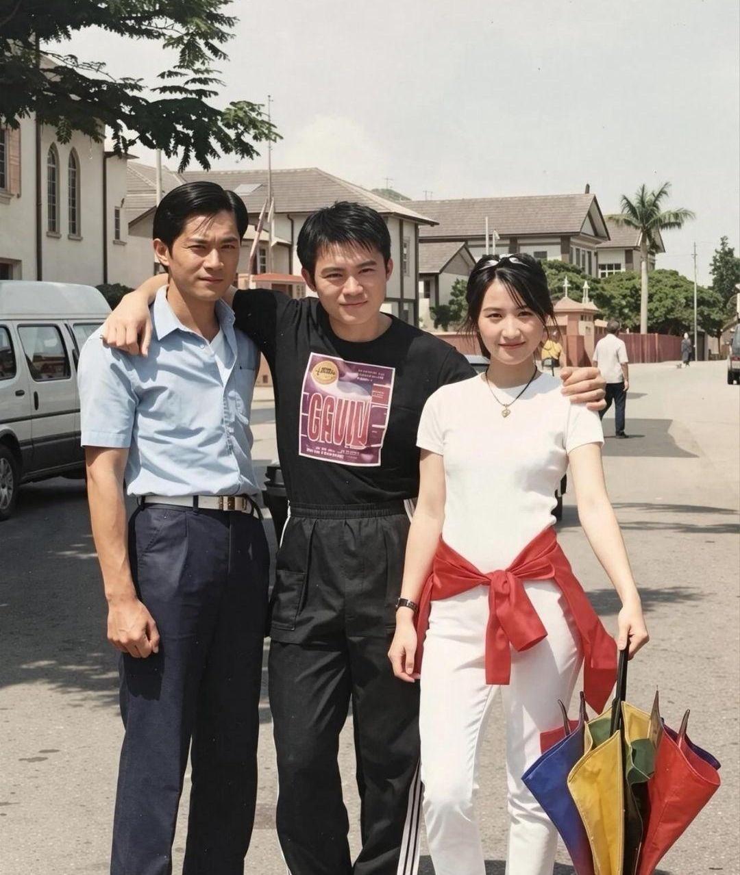 昨晚收拾衣柜，从旧书堆里掉出张泛黄的老照片。瞅见上面这仨人，你的第一反应是眼熟，