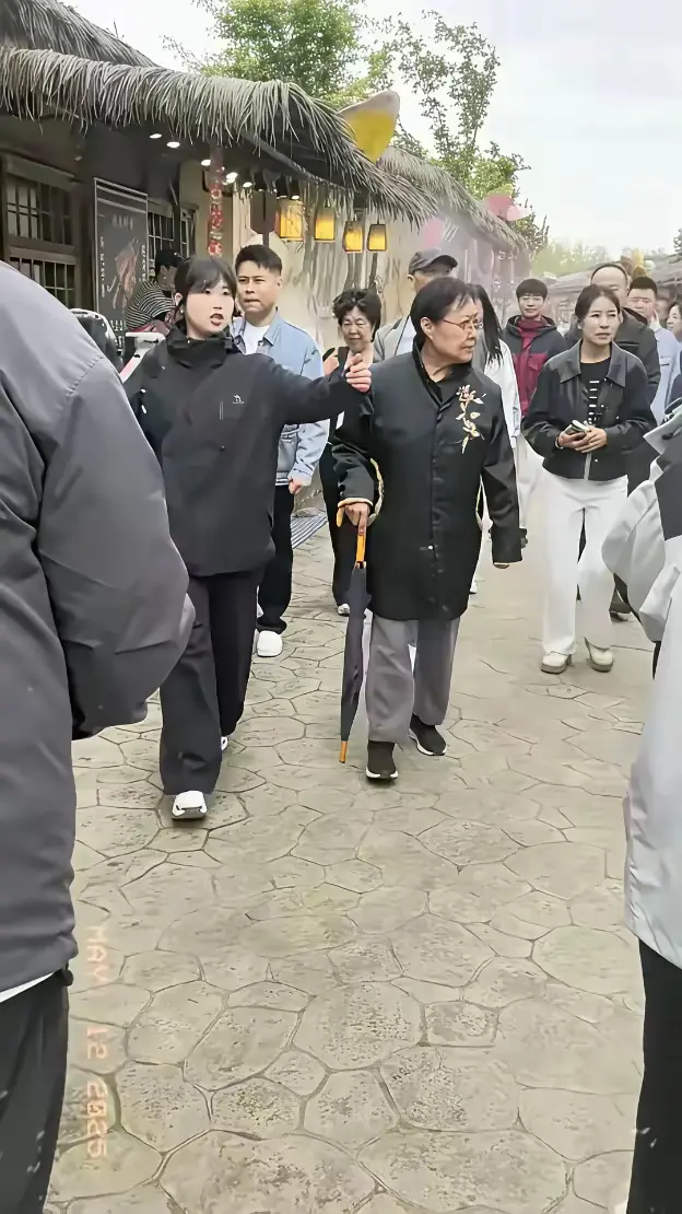 那拿伞的老太太是谁呢？看着好眼熟！！