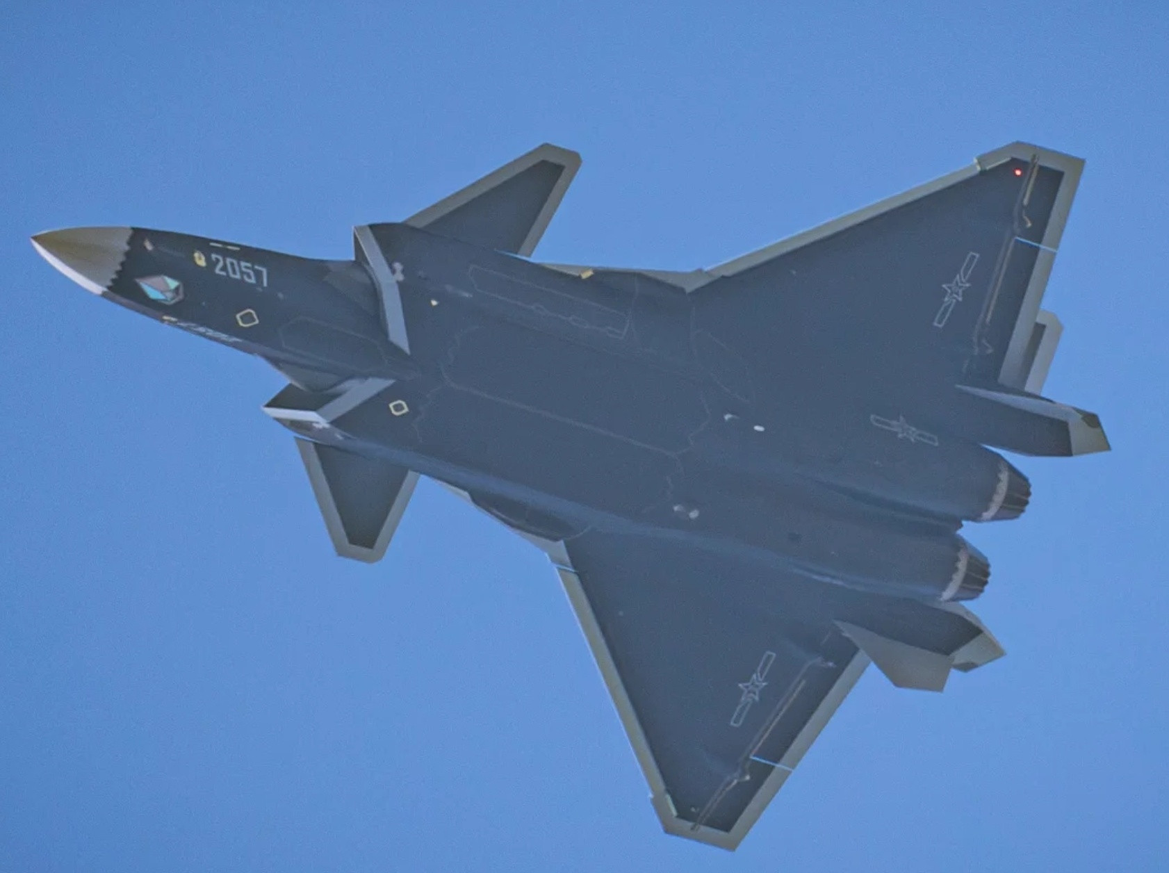 2057号J20A原型机高清图[思考]它和九三阅兵上的J20A量产型涂装、配置