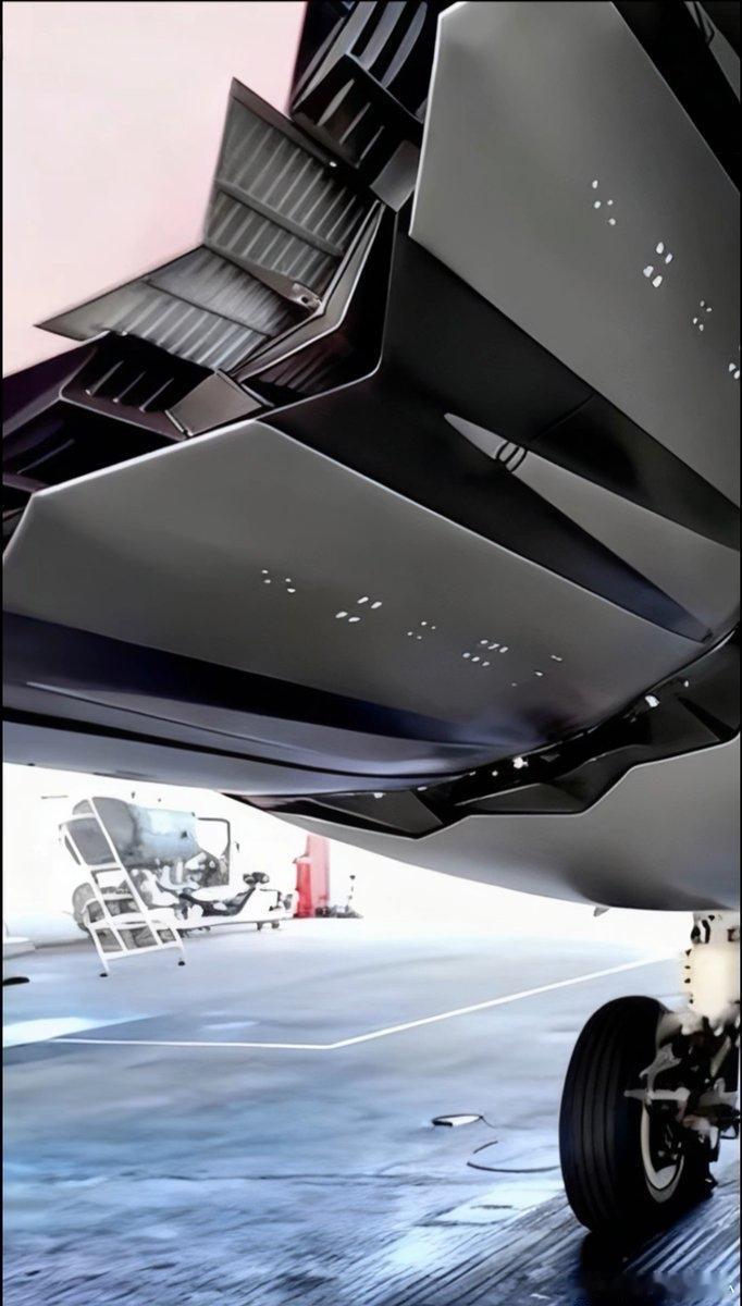 J-35发动机尾喷口特写。