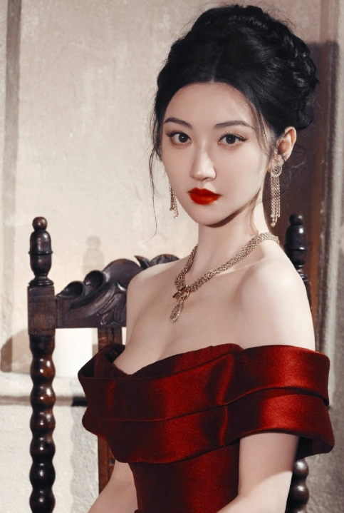 把雍容刻进骨相，把矜贵融进仪态