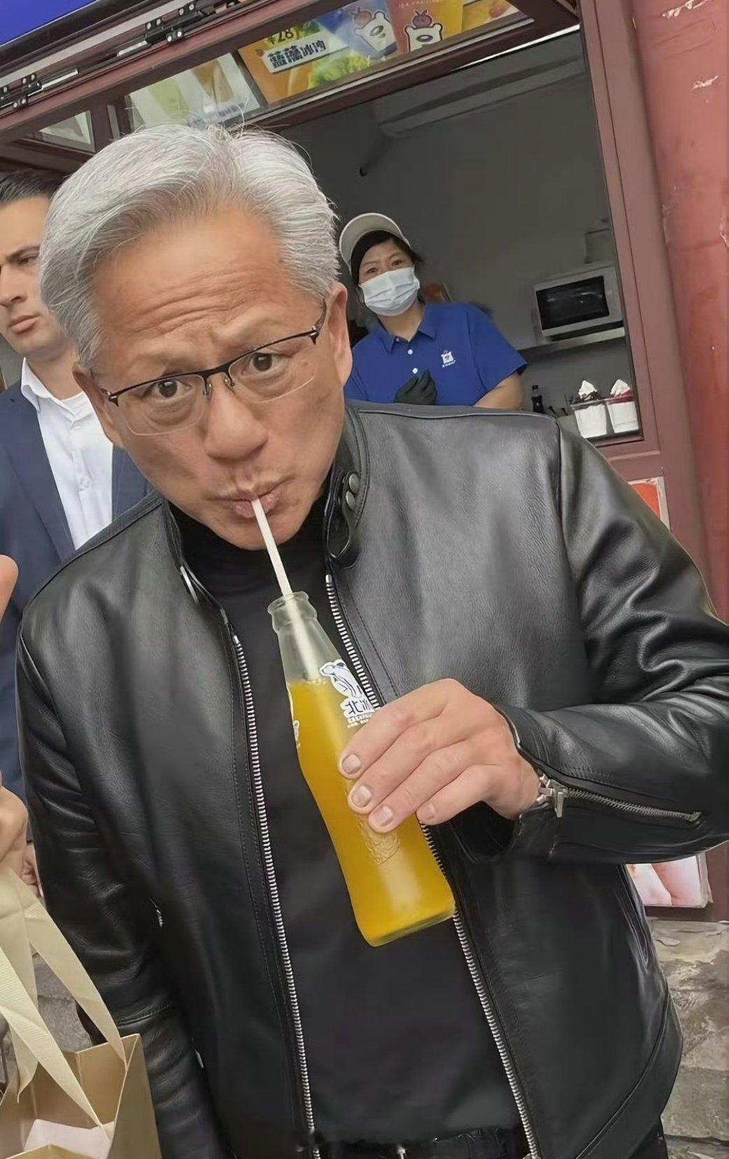 黄仁勋指甲作为科技圈现在最火的男人，黄仁勋的一举一动都被放大看。之前是他标志性的