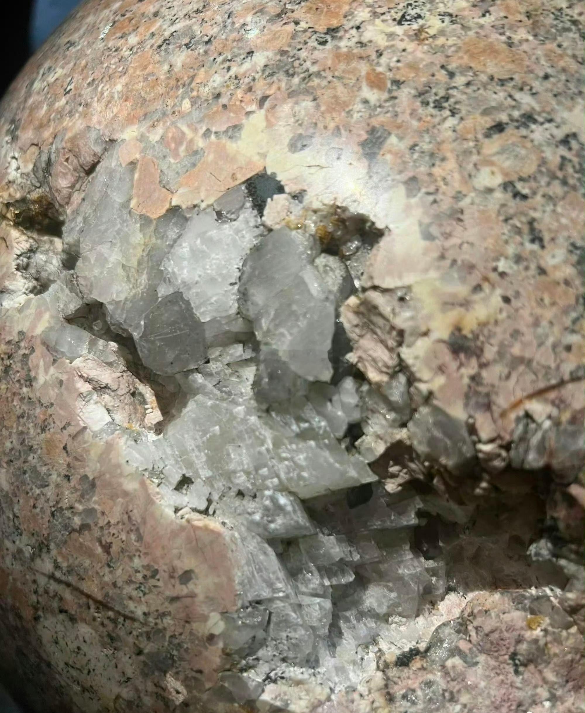 终于知道石墩子为什么那么贵了，原来里面装的是水晶