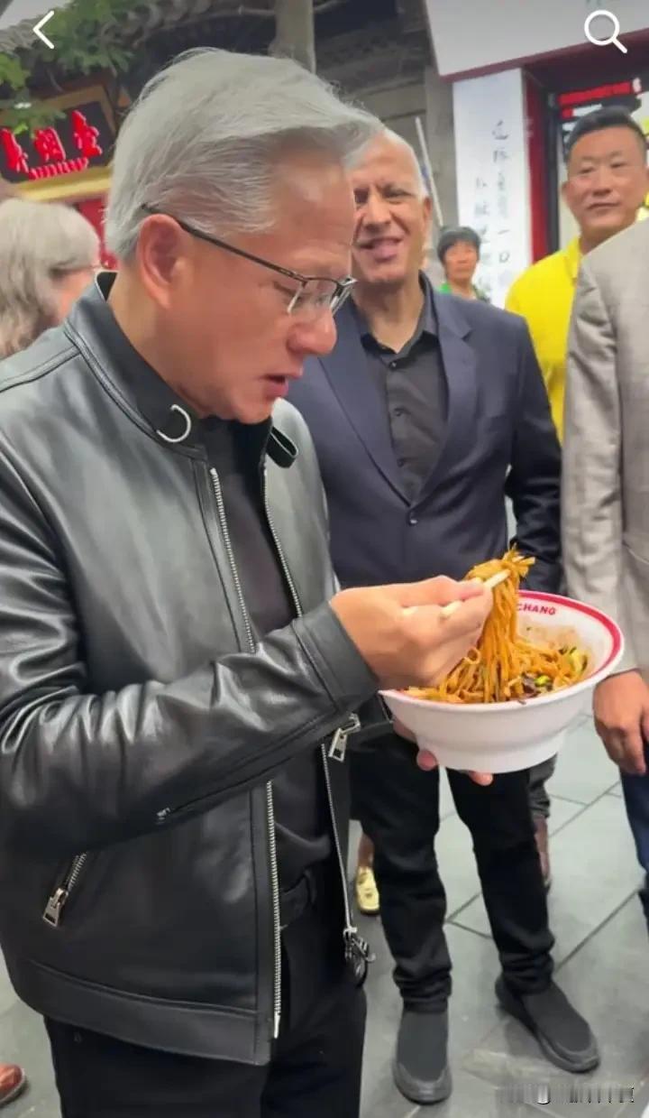 5月15日下午，人家飞机都飞走了，黄仁勋还在北京街头吃炸酱面逛超市。这不奇怪，他