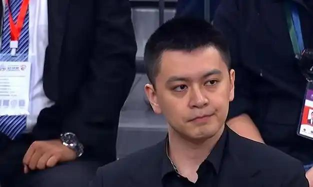 杨鸣从辽篮主教练转做解说后，AI给出的酬劳数据引发了不少讨论，大家觉得这个数字和