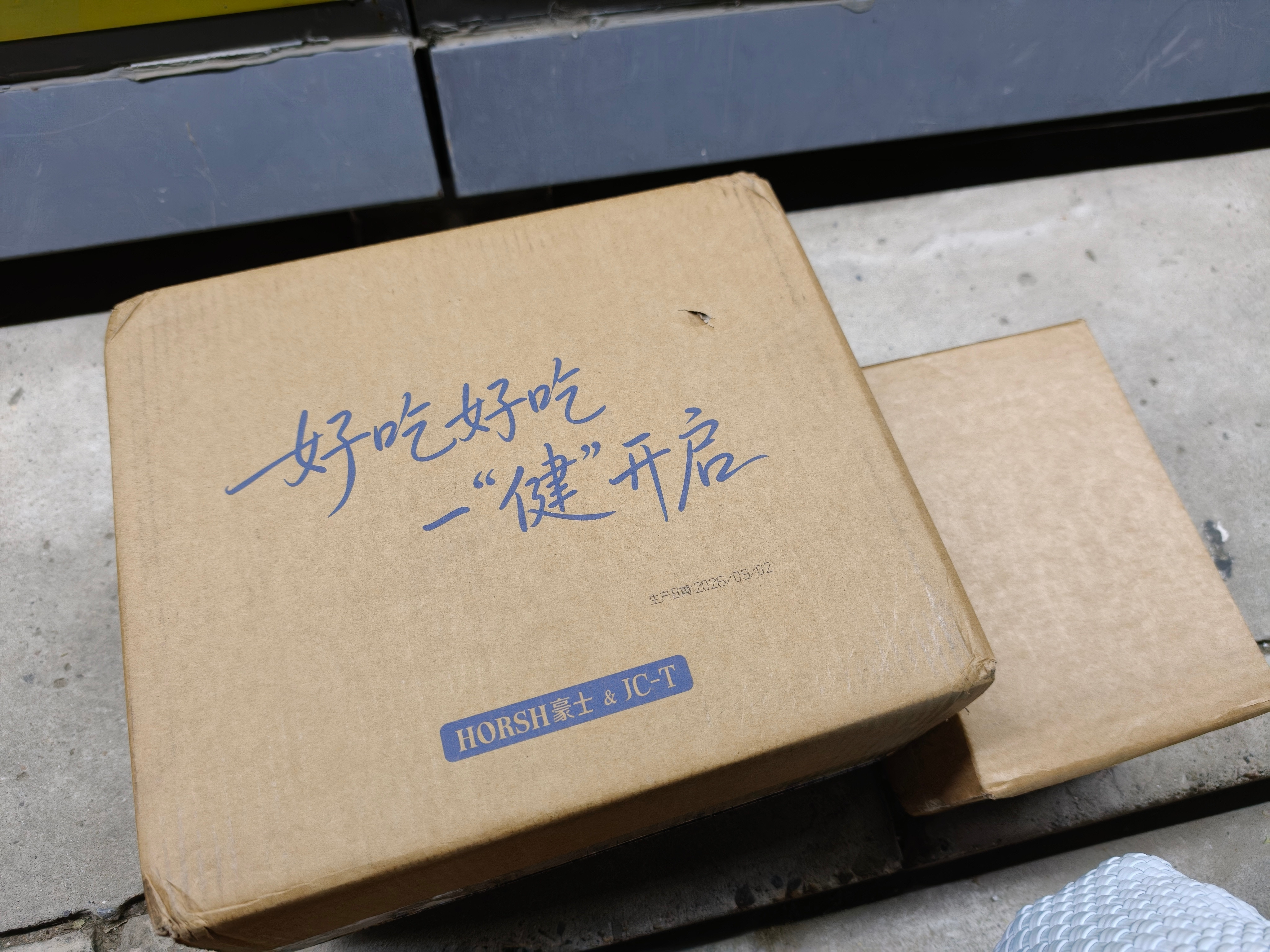 累死我了这个豪士在快递柜里看着没多大一拿出来这老大个儿抱回宿舍胳膊已废​