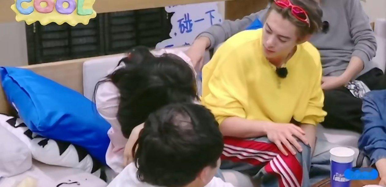 徐志胜头顶怎么了亲爱的客栈《亲爱的客栈》最新一期全员晒8年前照片，徐志胜的片段