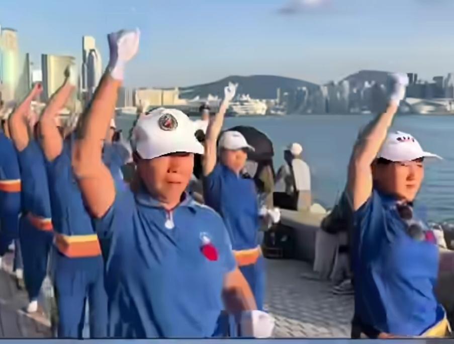 退休大爷大妈的暴走团惊现香港，放着巨响的音乐摇摇摆摆的走过维港，外国女孩好奇跟随