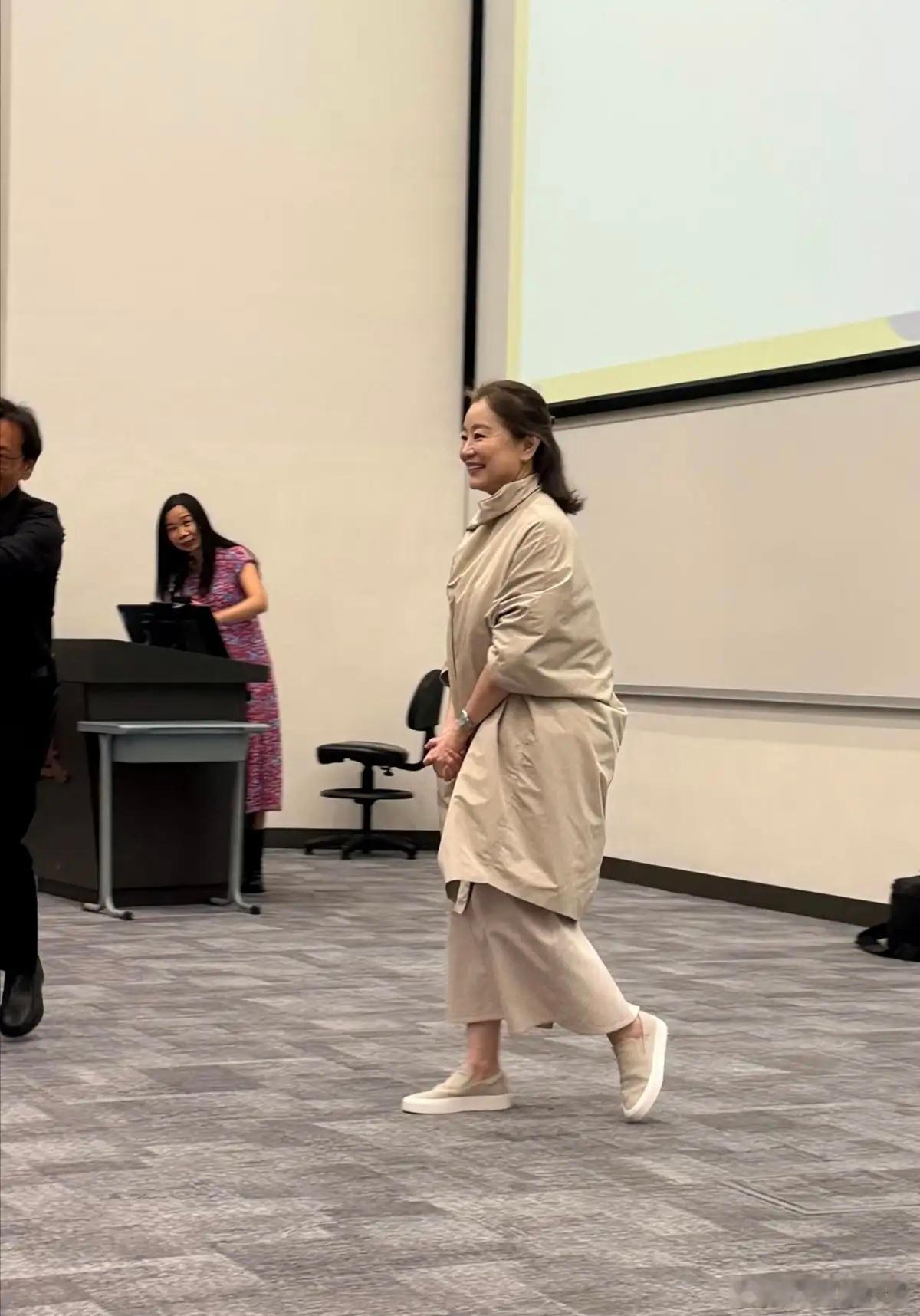 72岁林青霞现身香港中文大学参加讲座活动，她的状态看起来非常好，整个人元气满满，