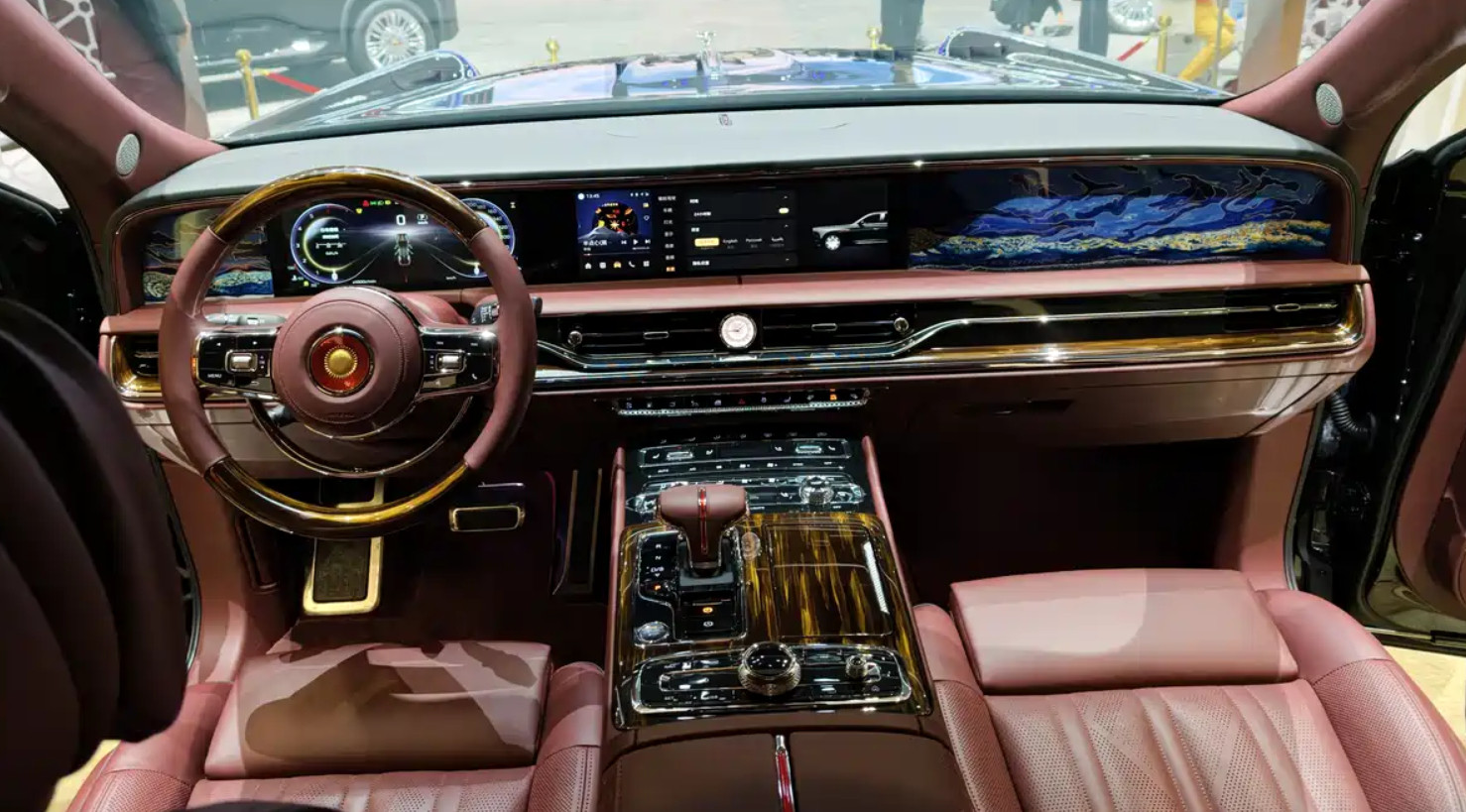 这个红旗国雅丹霞定制版的内饰真高雅呀！