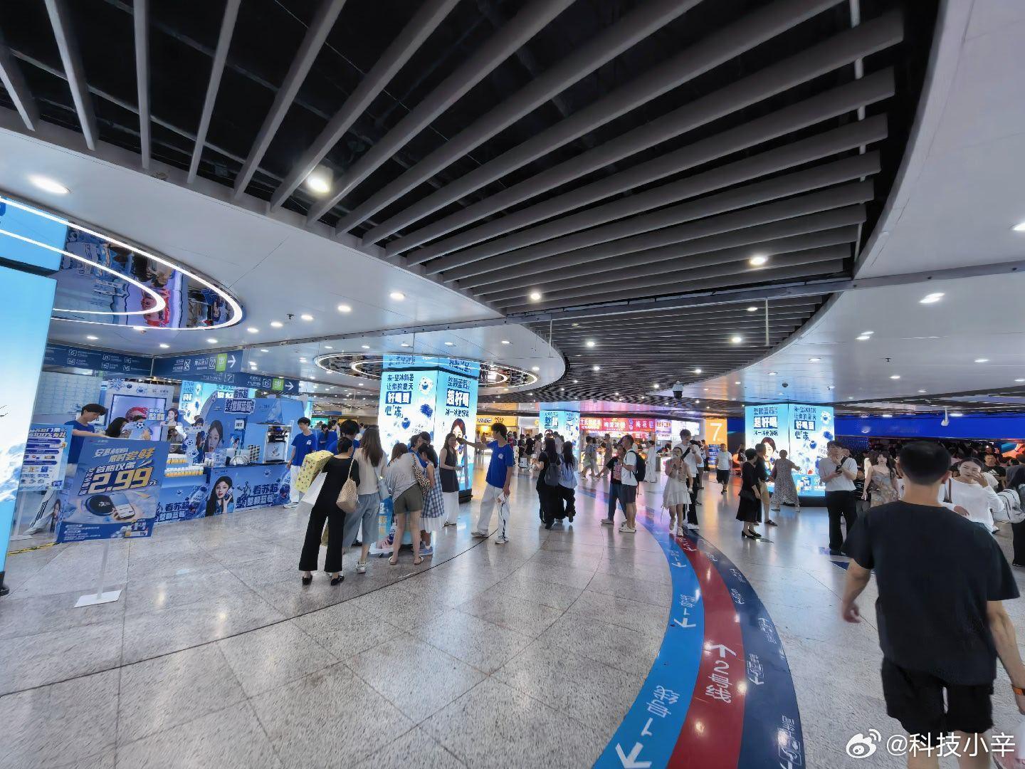 南京新街口地铁站，好热闹。几十个出口，进来都懵了。地铁和过街都要走下面，全是人。