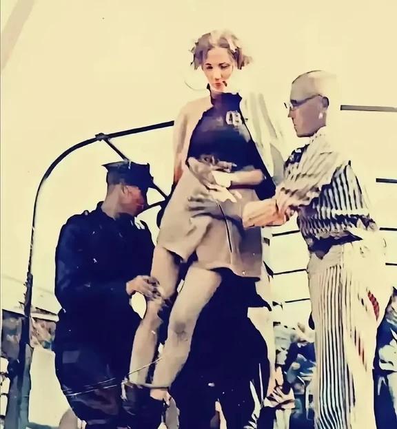 🌞1946年，二战结束后波兰刑场，一名德军女看守正在被执行绞刑时的一幕，照
