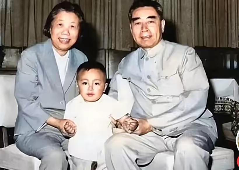 这是邓颖超奶奶和周总理，以及孩子的真实合影，都看看吧，他们相爱且又无私的一对无产