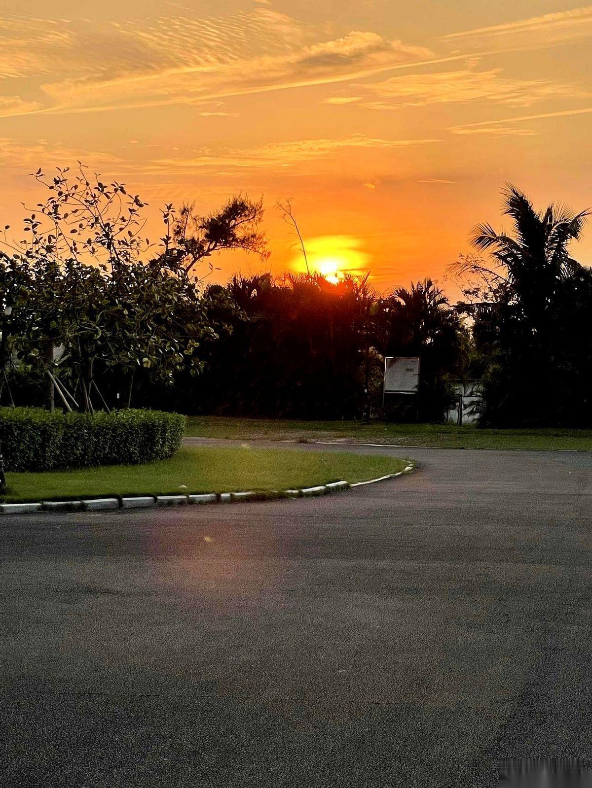 今天，海南封关。一个能载入史册的大日子。然后，我们小区物业……在楼下支起大锅