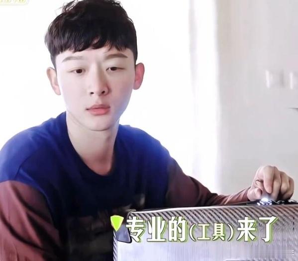 张晚意真不愧是那英口中的“倒霉孩子”。刚出发前，钓鱼手脏抹眼睛后，得了角膜炎