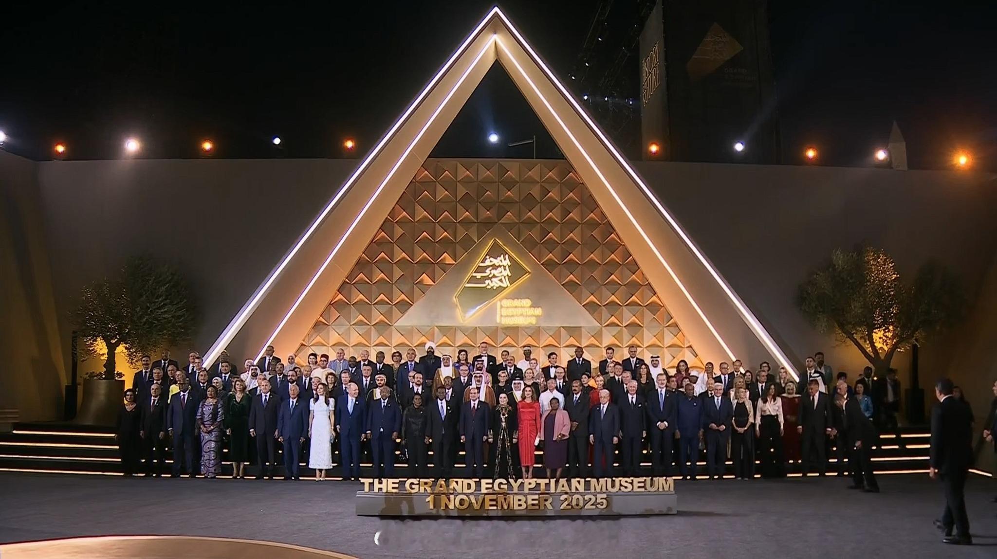 王室王室泰国王室镇宅2025年11月1日,镇宅出席埃及博物馆开幕仪式。