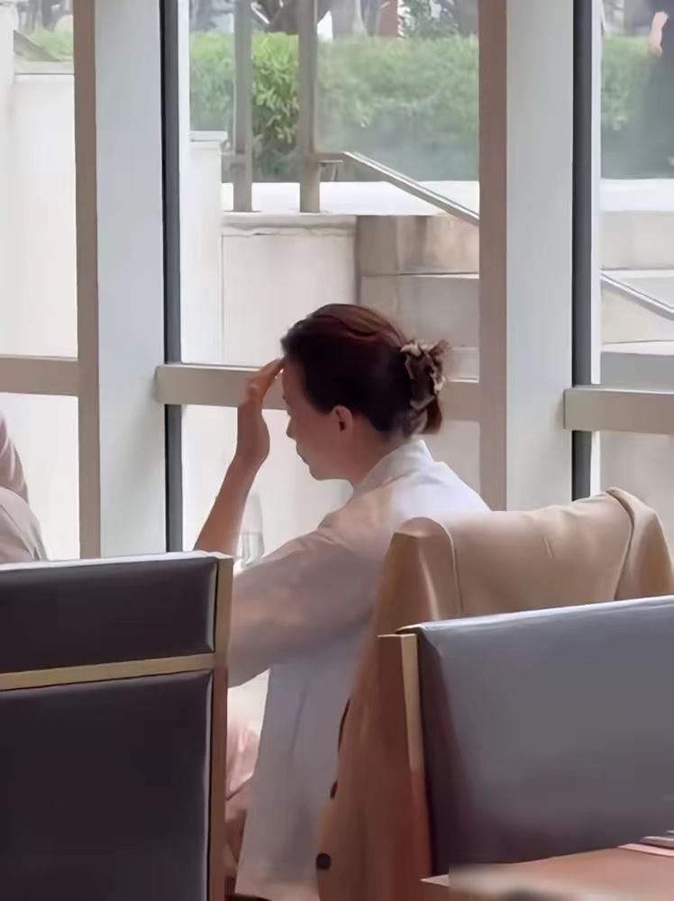 53岁的董卿，终于活成了普通人。昨天上海静安寺，她白衬衫，低发髻，素颜和朋友吃饭