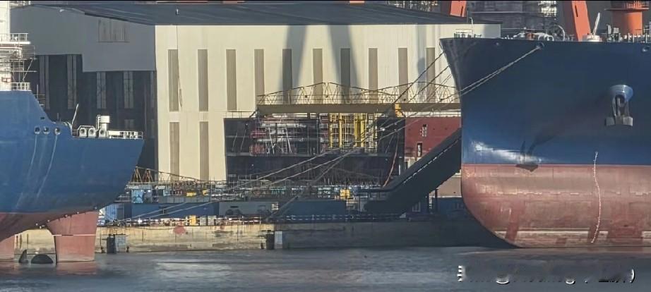 最新亮相的机库分段直接亮出两层机库甲板和两层侧壁，而且机库甲板的单层层高明显比侧