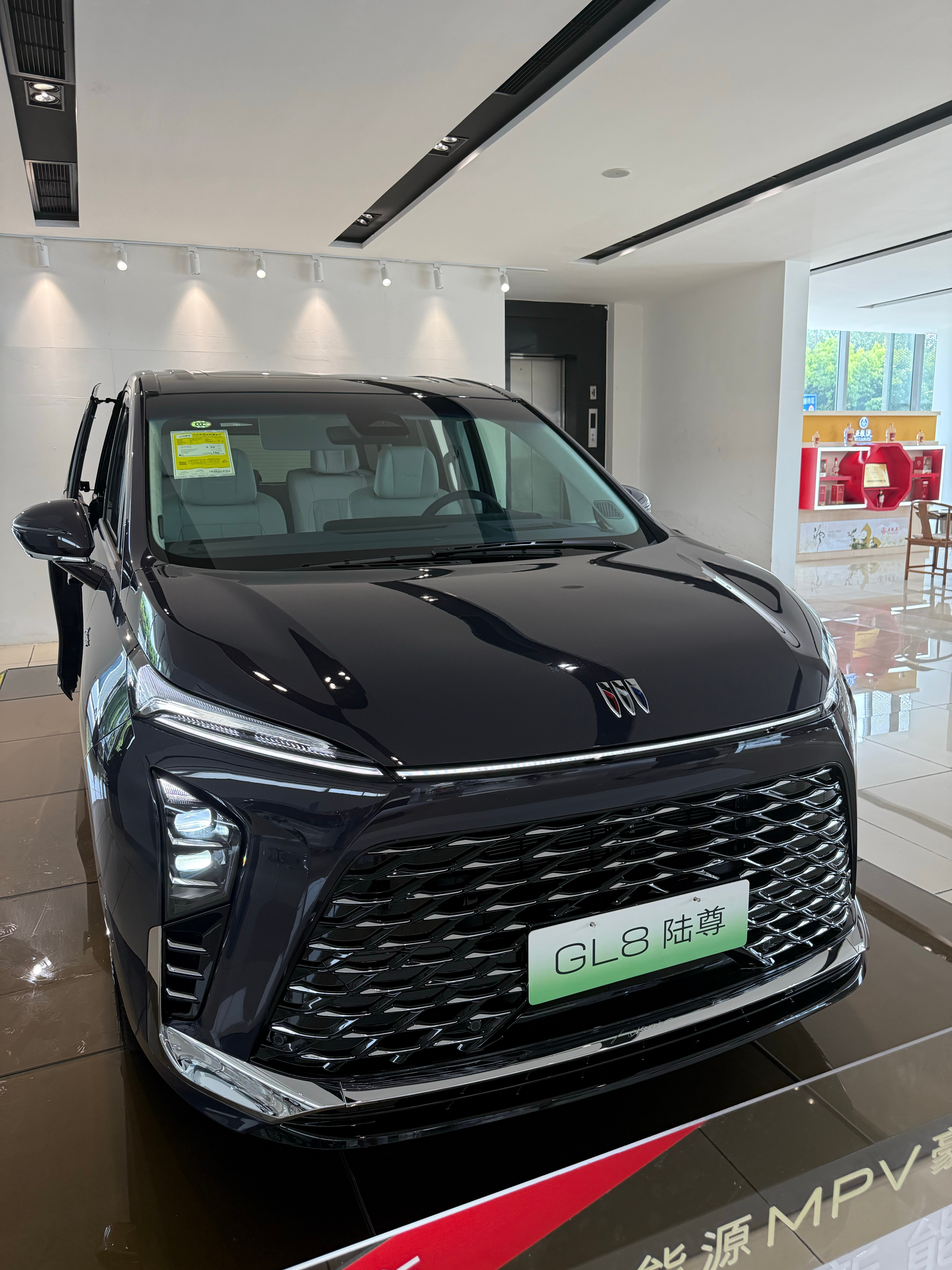GL8陆尊上新了内饰风格变化很大不是大家影响中那种油腻的感觉了一家人出行开这车