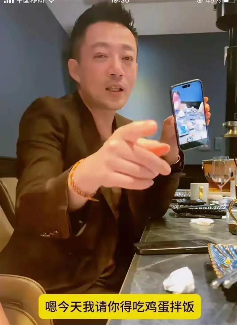 别跟我扯什么情绪失控，那是你没看透。汪小菲这出“手撕亲妈”，压根是一个45岁男人