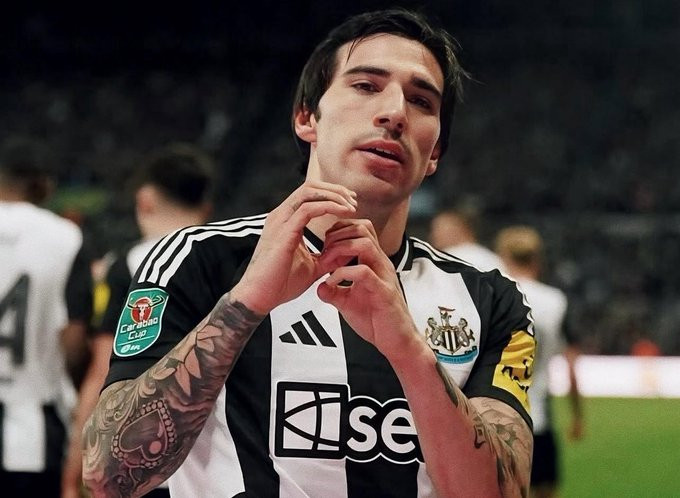 TA高级记者JamesHorncastle托纳利去年夏天就曾是曼联想要签下的球