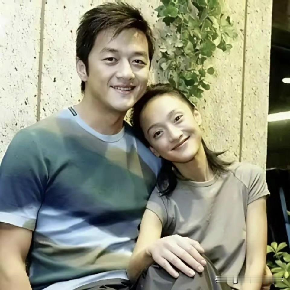 他飘在各式女性、投资、饭局与访谈中央，渐渐忘了自己是谁。老本行，放弃了。投资