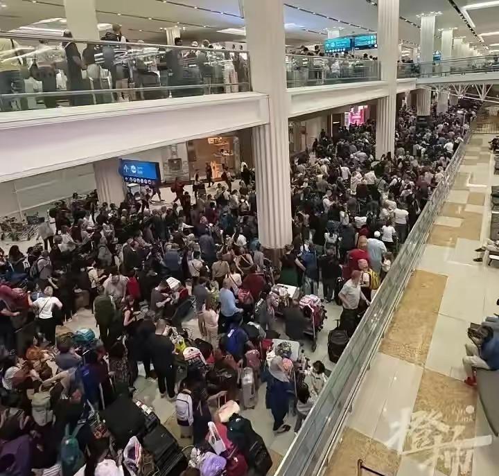 来的时候好好的，现在回不去了。飞机停飞，旅客扎堆滞留在迪拜机场。被困的多名中