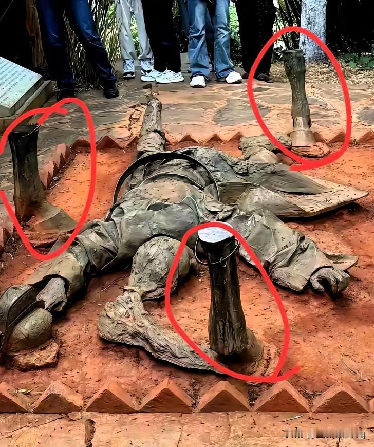 云南公园这尊永历帝雕塑，哪是艺术创作？分明是膈应人的“恶意表达”！披发赤足脸