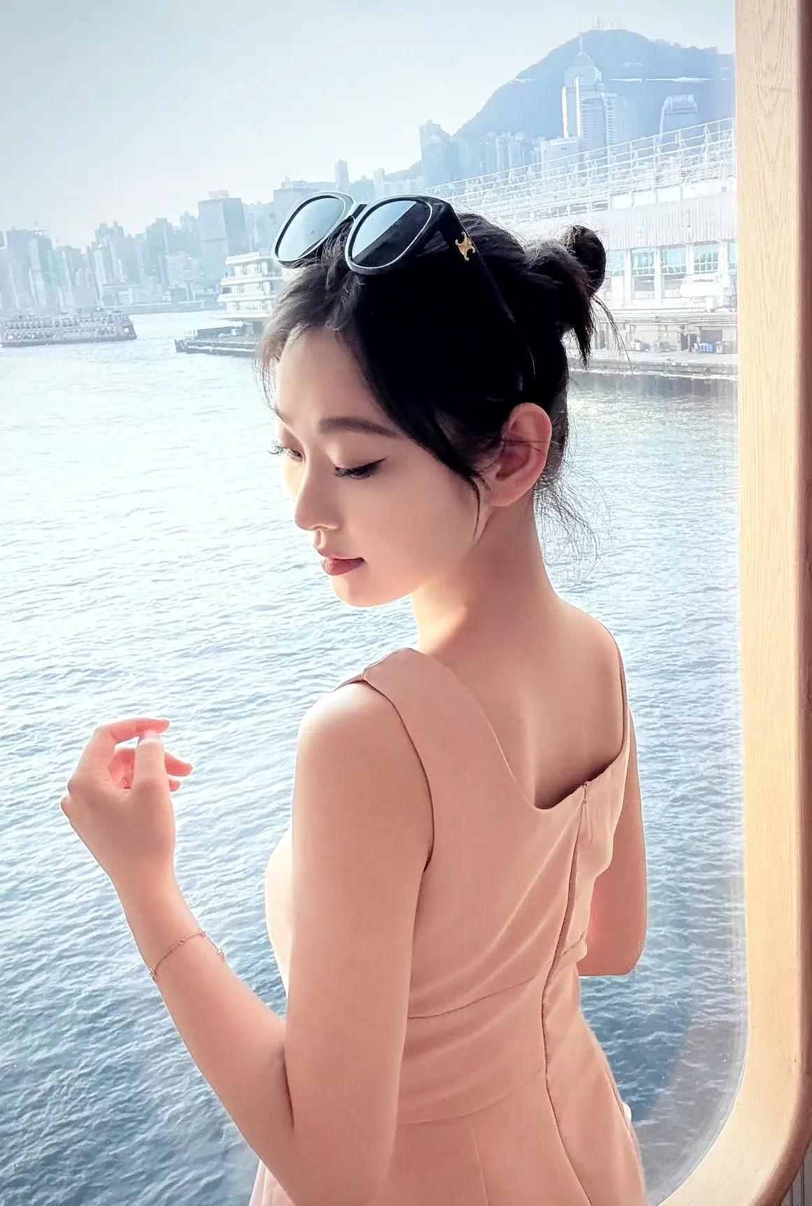 海边漫步，微风拂面，享受美好时光